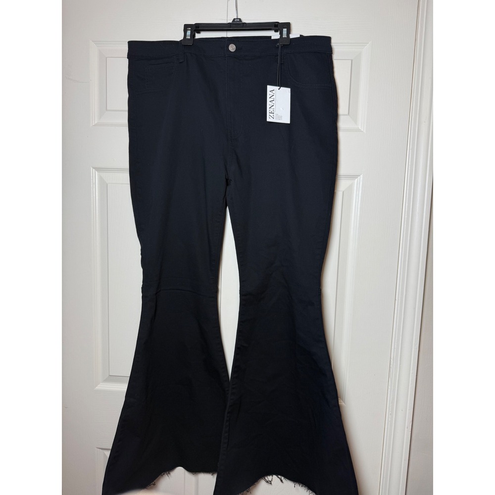 Zenana Outfitters black flare pants raw, frayed hem and a high-rise fit.‎
